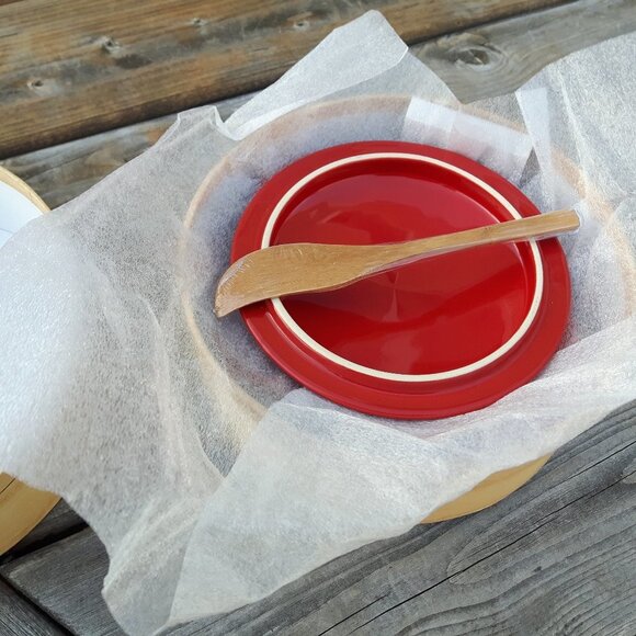 Limited Edition Ruby Red Holiday Brie Baker  BNIB Petite MAISON - Picture 4 of 5